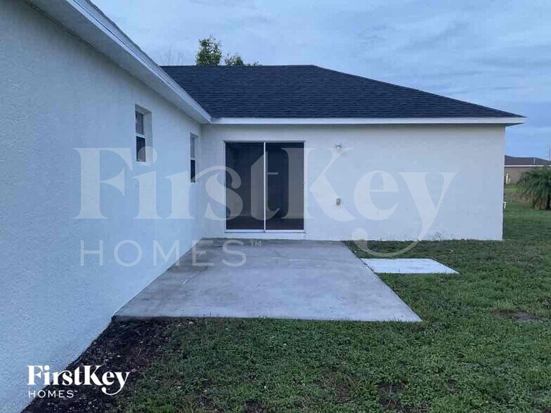 Building Photo - 1120 NW 11th Pl