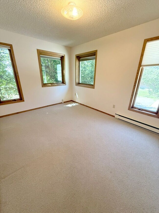 Building Photo - Private and Quiet Six Bedroom Home on 1 Acre, Southside Bozeman