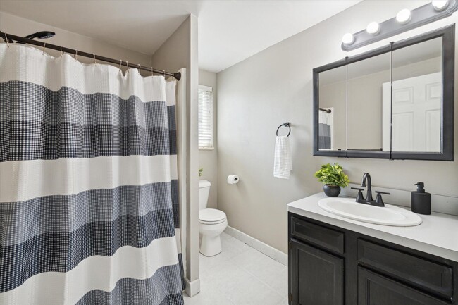 Building Photo - 578 E Mahan Ave