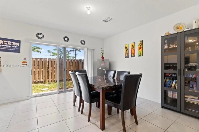 Building Photo - 389 NE 5th Pl