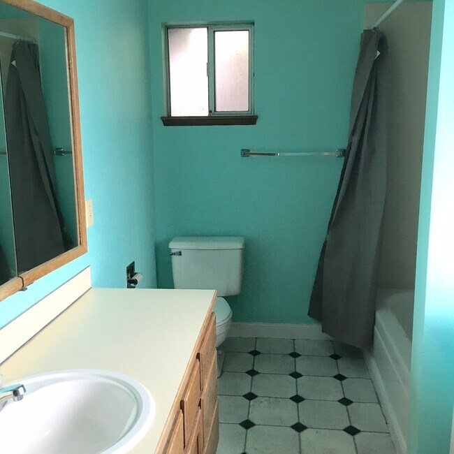 Building Photo - $4900 / 6br - University/ Wallingford House! 6BR/3BTH