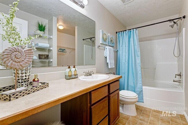 Building Photo - Beautiful, 3 Bed 2 Bath Home Featuring a 3 Car Garage with EV Charging Station!!