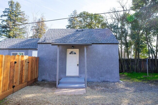 Building Photo - Newly renovated 1 Bedroom