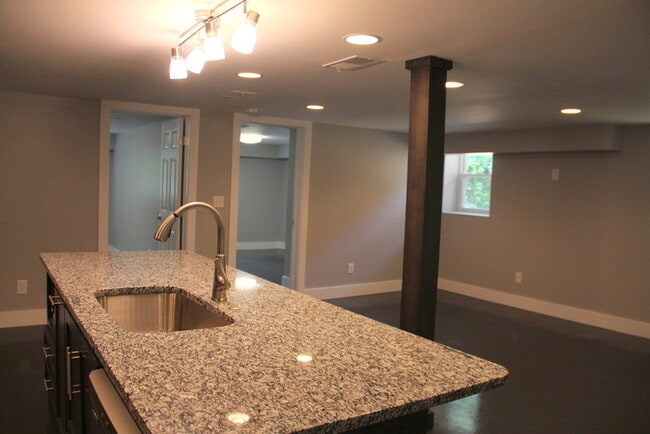 Building Photo - 2 Bed / 1 Bath Near Crieve Hall - McMurray...