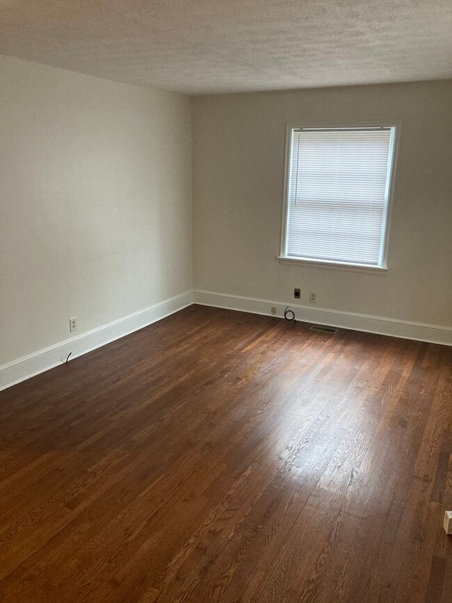 Building Photo - 2/2 House with Bonus in Summerville Park $1,195