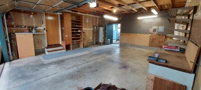 Building Photo - 5090 Forsythia Dr