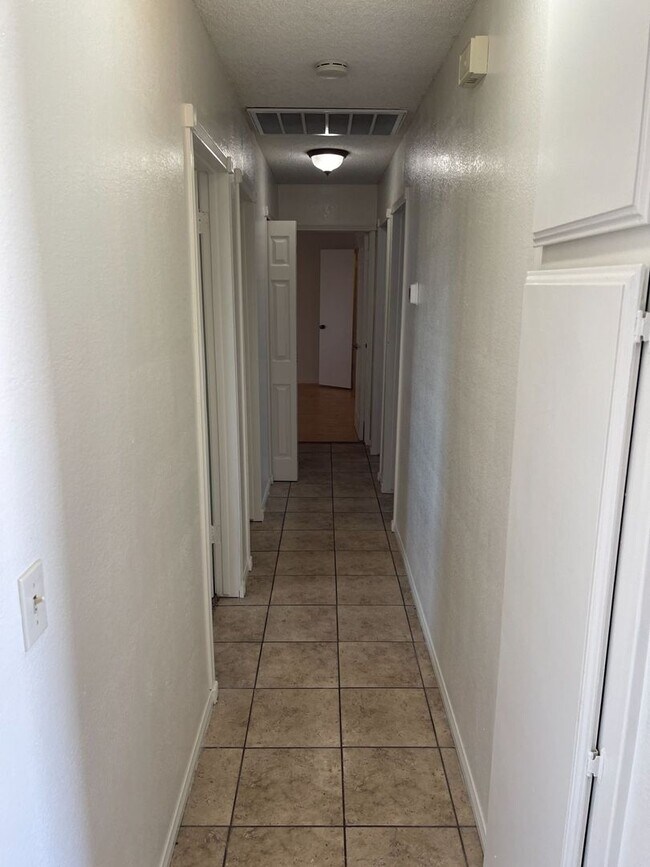 Building Photo - 4 BEDROOM APPLE VALLEY HOME ON CUL DE SAC!