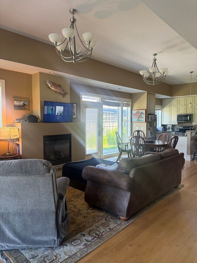 Building Photo - Rare Find- Home for Rent in the Knolls Community