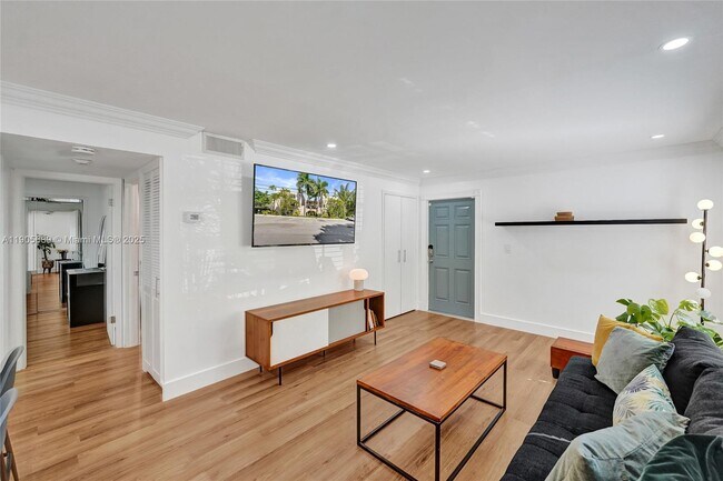 Building Photo - 815 NE 28th St