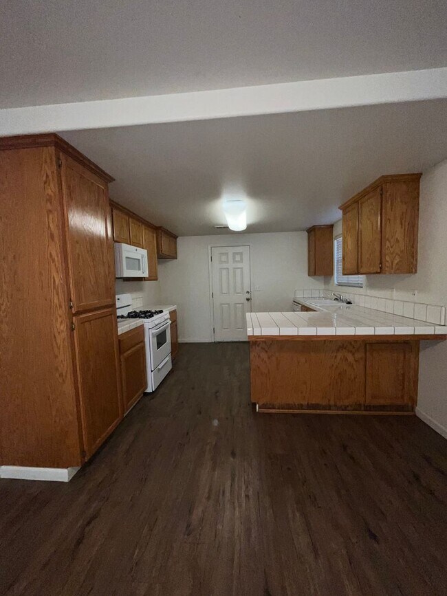 Building Photo - 2404