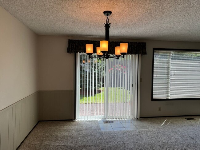 Building Photo - 3 bedroom 2.5 bathroom duplex off Coburg Rd.