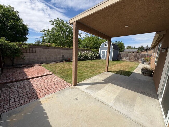 Building Photo - SE Visalia home Available Now!