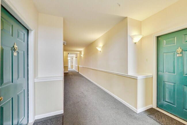 Building Photo - Renovated 2BD/2BA with 1 Reserved Parking ...