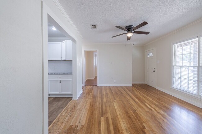 Building Photo - Beautiful Tech Terrace Home! Full of Chara...