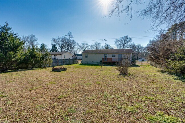 Building Photo - Charming, Pet-Friendly Home in East Ridge — Roomy Yard, Updated Features & Great Location!