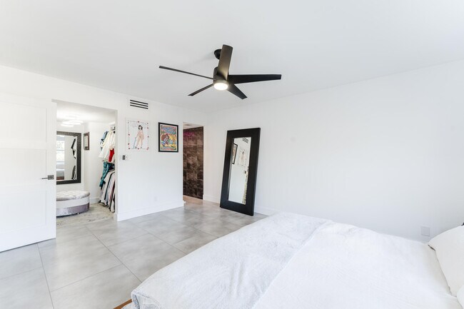 Building Photo - 800 E Camino Real