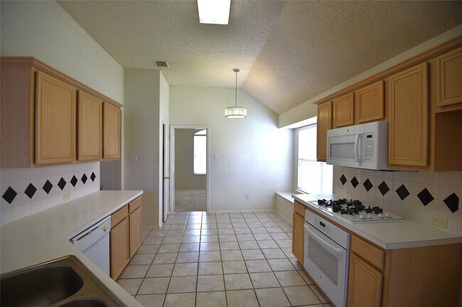 Building Photo - 9700 Summer Dr