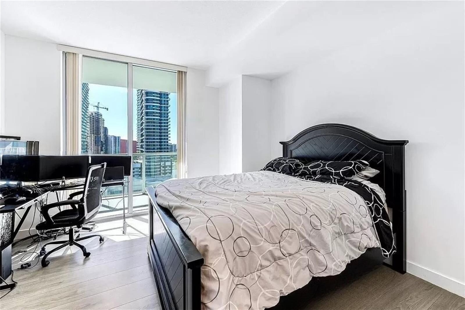 Building Photo - 1111 SW 1st Ave