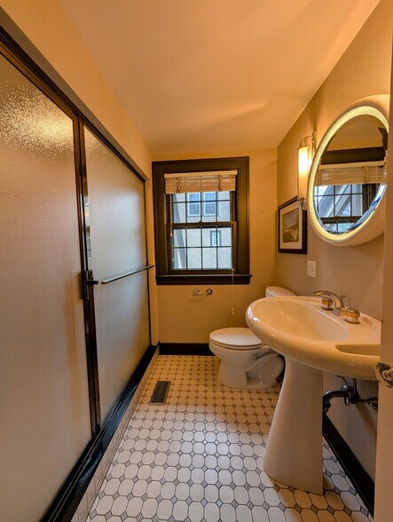 Building Photo - 416 Yarmouth Rd