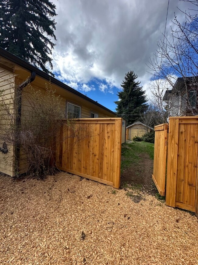 Building Photo - Charming 2 Bed / 2 Bath Home in Prime Westside Bend Location