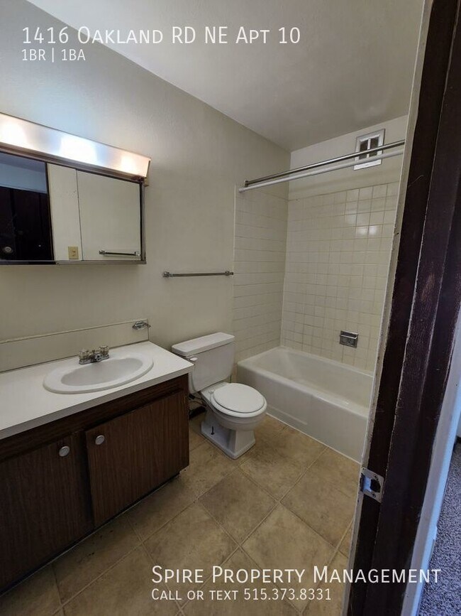 Building Photo - NE 1 Bedroom, Private Entry Small Pets Wel...
