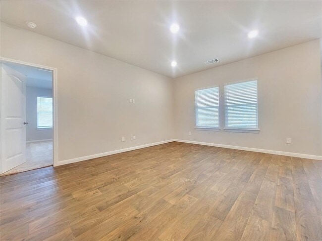 Building Photo - 125 Solitude Dr