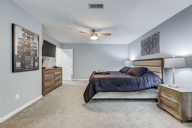 Building Photo - 2 BEDROOM 2 BATH TOWNHOME CLOSE TO DOWNTOWN