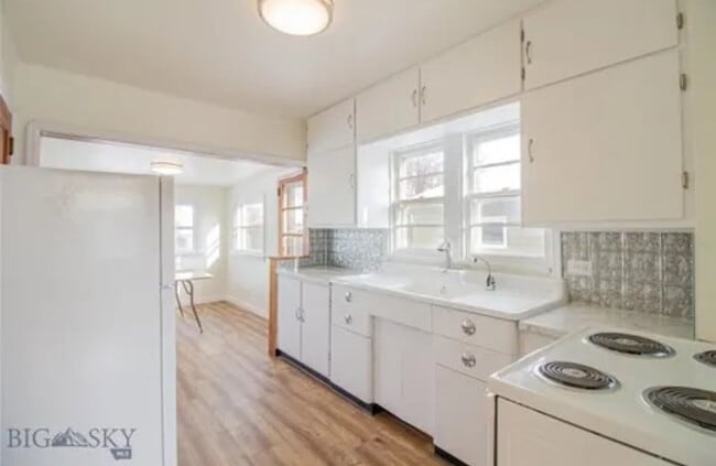 Building Photo - 2025 Grand Ave