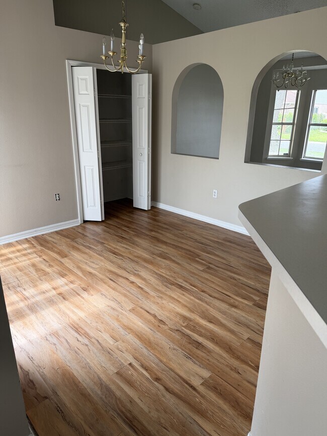 Building Photo - 255 Lobelia Dr