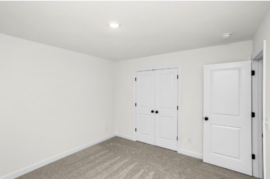 Building Photo - 5021 Salient Dr