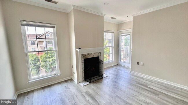 Building Photo - 7011 Falls Reach Dr