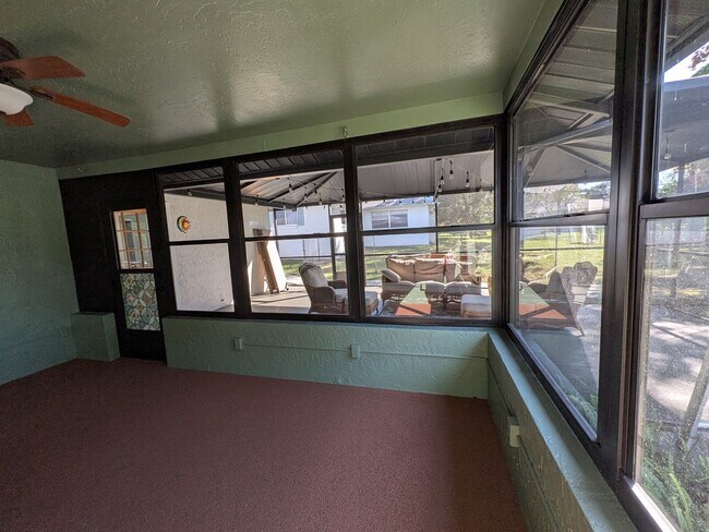 Building Photo - Gorgeous 3/2/2 Home, Great Location