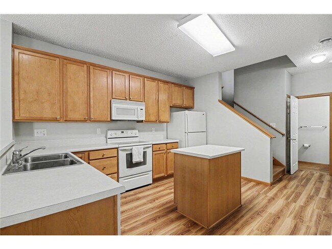 Building Photo - 130 River Woods Dr W