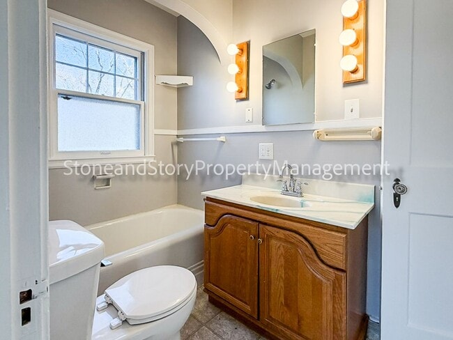 Building Photo - Large 2 story home in Oakland with large garage