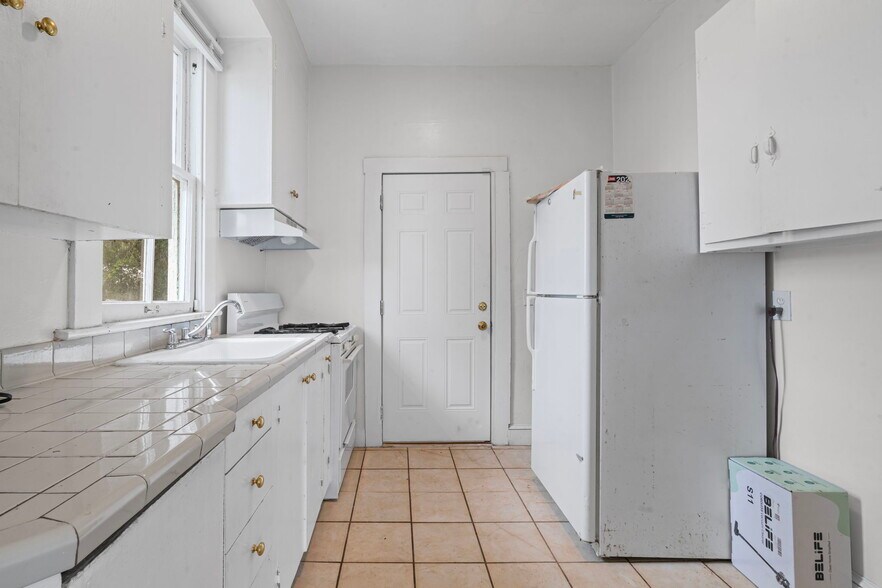 Building Photo - 2253 Herschel St