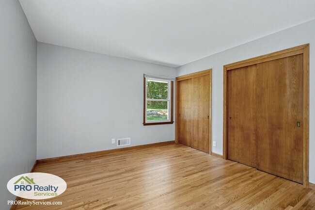 Building Photo - 3 Bedroom Home in Bloomington