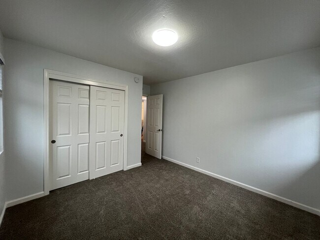 Building Photo - Newly updated 2 bedroom 1 bath unit