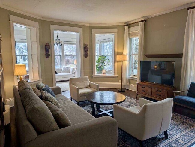 Building Photo - Stunning 3 bedroom main floor unit in prime Saint Paul location.