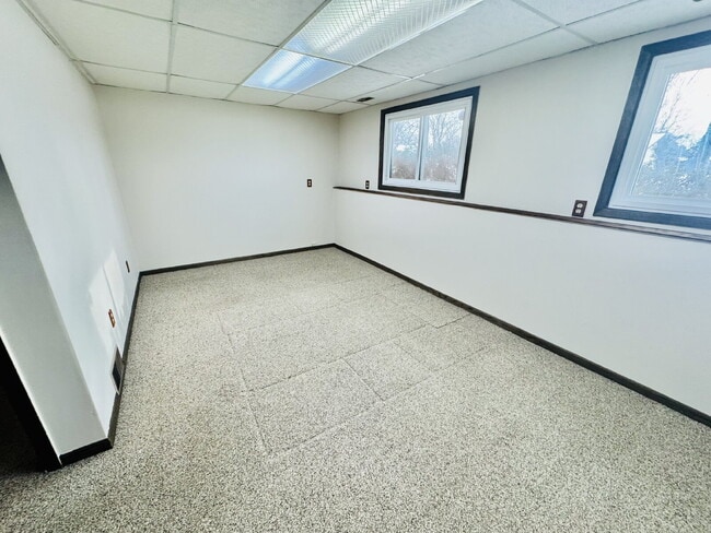 Building Photo - Nice Single family home 4-Bedroom Retreat with 2 Baths in Eagan – Your Perfect Home Awaits