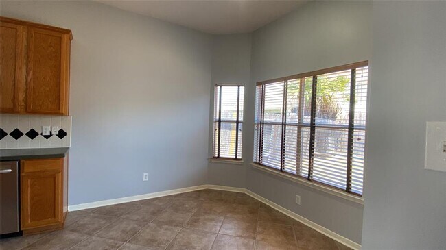 Building Photo - 2614 W Lake Dr