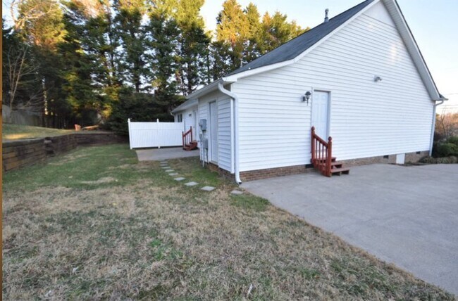 Building Photo - 3996 Leinbach Dr