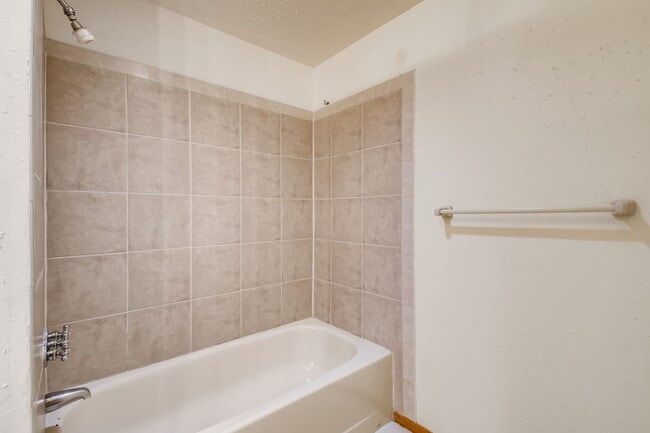Bath shower & tub - 415 Lilac Ct