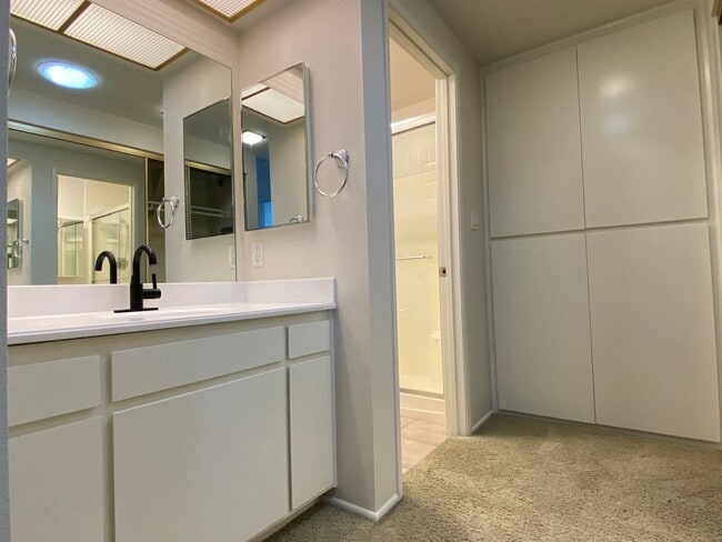 Building Photo - Beautiful corner condo in Lake San Marcos