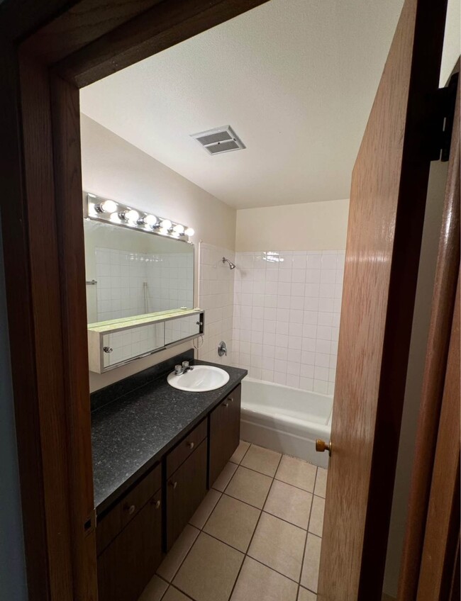 Building Photo - Huge 2 Bedroom Apartment Available Now