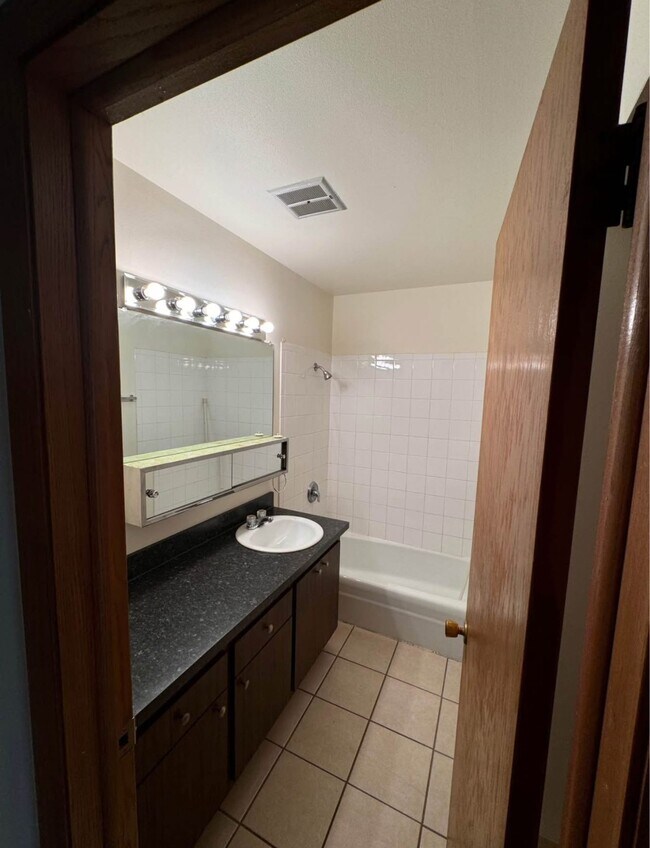 Building Photo - Large 2BR Upper with Heat - 84th and Howard