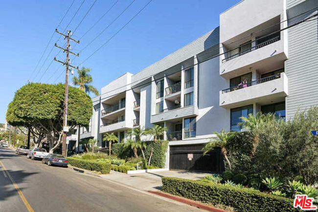 Primary Photo - 906 N Doheny Dr