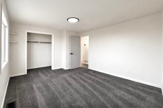 Building Photo - Fox Ridge