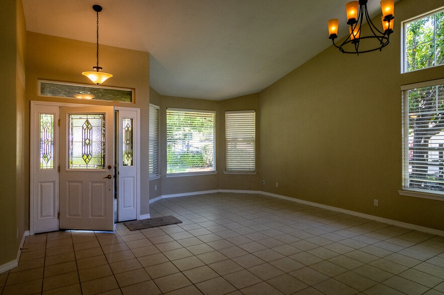 Building Photo - 625 Asilo