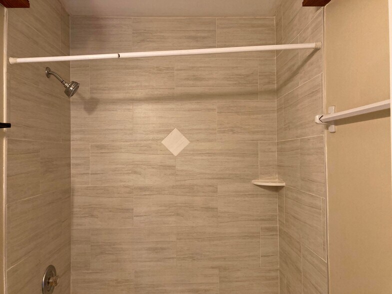 Building Photo - 5232 Raintree Ln