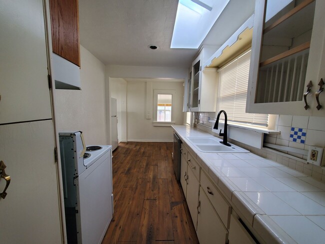 Building Photo - 4 bedroom 2 Bath Duplex for Rent. GREAT LO...